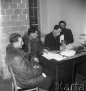 Styczeń 1958, Bielsk Podlaski, woj. Białystok, Polska.
Wybory do Rad Narodowych powiatu Bielsk-Podlaski, członkowie komisji siedzą za stołem.
Fot. Romuald Broniarek, zbiory Ośrodka KARTA