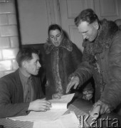 Styczeń 1958, Bielsk Podlaski, woj. Białystok, Polska.
Wybory do Rad Narodowych powiatu Bielsk-Podlaski, rodzina Bazyla Kordziukiewicza ze wsi Augustowo w kolejce do głosowania.
Fot. Romuald Broniarek, zbiory Ośrodka KARTA