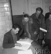 Styczeń 1958, Bielsk Podlaski, woj. Białystok, Polska.
Wybory do Rad Narodowych powiatu Bielsk-Podlaski, rodzina Bazyla Kordziukiewicza ze wsi Augustowo w kolejce do głosowania.
Fot. Romuald Broniarek, zbiory Ośrodka KARTA