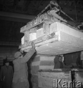 Luty 1958, Warszawa Żerań, Polska.
Zakłady Produkcji Elementów Budowlanych na Żeraniu, robotnicy w hali produkcyjnej.
Fot. Romuald Broniarek, zbiory Ośrodka KARTA