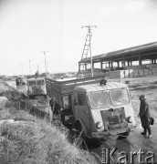 Luty 1958, Warszawa Żerań, Polska.
Zakłady Produkcji Elementów Budowlanych na Żeraniu, ciężarówki Star 21 na placu - transport elementów budowlanych.
Fot. Romuald Broniarek, zbiory Ośrodka KARTA