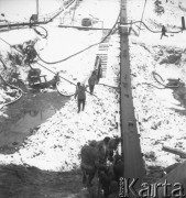 Luty 1958, Tarnobrzeg, Polska.
Budowa pierwszej odkrywkowej kopalni siarki, robotnicy z deskami. Z prawej taśmociąg.
Fot. Romuald Broniarek, zbiory Ośrodka KARTA