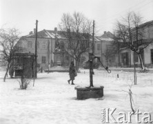 Luty 1958, Tarnobrzeg, Polska.
Studnia na rynku, w tle kiosk Ruchu i pomnik Bartosza Głowackiego.
Fot. Romuald Broniarek, zbiory Ośrodka KARTA