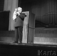 Marzec 1958, Warszawa, Polska.
Przedstawienie Centralnego Teatru Lalek z Moskwy. Na scenie twórca teatru, aktor i reżyser Siergiej Obrazcow.
Fot. Romuald Broniarek, zbiory Ośrodka KARTA