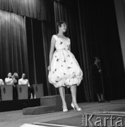 Kwiecień 1958, Warszawa, Polska.
Wybory Miss Katowic, będące eliminacjami konkursu Miss Polonia. Kandydatka prezentuje się w sukience.
Fot. Romuald Broniarek, zbiory Ośrodka KARTA