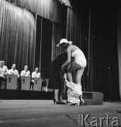 Kwiecień 1958, Warszawa, Polska.
Wybory Miss Katowic, będące eliminacjami konkursu Miss Polonia. Dziewczyna przebiera się na scenie.
Fot. Romuald Broniarek, zbiory Ośrodka KARTA