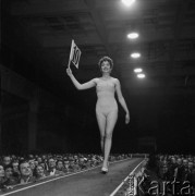 Kwiecień 1958, Warszawa, Polska.
Wybory Miss Katowic, będące eliminacjami konkursu Miss Polonia. Kandydatka z numerem 10 w kostiumie kąpielowym.
Fot. Romuald Broniarek, zbiory Ośrodka KARTA