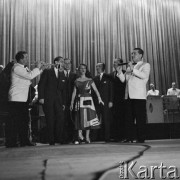 Kwiecień 1958, Warszawa, Polska.
Wybory Miss Katowic, będące eliminacjami konkursu Miss Polonia. Występ jednej z kandydatek - dziewczyna śpiewa z towarzyszeniem męskiego chóru.
Fot. Romuald Broniarek, zbiory Ośrodka KARTA