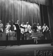 Kwiecień 1958, Warszawa, Polska.
Wybory Miss Katowic, będące eliminacjami konkursu Miss Polonia. Jedna z kandydatek tańczy na scenie.
Fot. Romuald Broniarek, zbiory Ośrodka KARTA