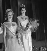 Kwiecień 1958, Warszawa, Polska.
Wybory Miss Katowic, będące eliminacjami konkursu Miss Polonia. Z prawej stoi zwyciężczyni konkursu - Domicela Gorzkowska, z lewej pierwsza wicemiss.
Fot. Romuald Broniarek, zbiory Ośrodka KARTA