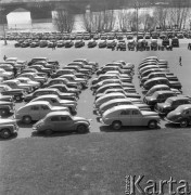 Kwiecień 1958, Warszawa, Polska. 
Samochody na parkingu przed Stadionem Dziesięciolecia, w tle most Poniatowskiego.
Fot. Romuald Broniarek, zbiory Ośrodka KARTA