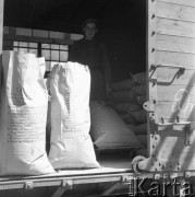 Kwiecień 1958, Kędzierzyn Koźle, Polska.
Rampa Zakładów Azotowych, rozładowywanie wagonów z saletrzakiem.
Fot. Romuald Broniarek/ KARTA