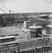 Kwiecień 1958, Kędzierzyn Koźle, Polska.
Widok Zakładów Azotowych, na pierwszym planie zbiorniki, w tle dźwig i dymiący komin.
Fot. Romuald Broniarek/ KARTA