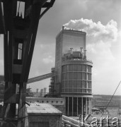 Kwiecień 1958, Kędzierzyn Koźle, Polska.
Zakłady Azotowe Kędzierzyn, dymiący komin.
Fot. Romuald Broniarek/ KARTA