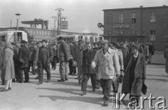 Kwiecień 1958, Kędzierzyn Koźle, Polska.
Pracownicy Zakładów Azotowych wsiadają do autobusów po zakończonej zmianie. 
Fot. Romuald Broniarek/ KARTA