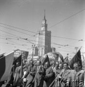 1.05.1958, Warszawa, Polska. 
Obchody święta 1 Maja, mężczyźni z transparentami na tle pałacu Kultury i Nauki.
Fot. Romuald Broniarek, zbiory Ośrodka KARTA