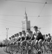 1.05.1958, Warszawa, Polska. 
Obchody święta 1 Maja, kolarze w pochodzie pierwszomajowym.
Fot. Romuald Broniarek, zbiory Ośrodka KARTA