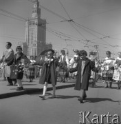 1.05.1958, Warszawa, Polska. 
Obchody święta 1 Maja, dzieci w pochodzie pierwszomajowym.
Fot. Romuald Broniarek, zbiory Ośrodka KARTA