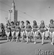 1.05.1958, Warszawa, Polska. 
Obchody święta 1 Maja, dziewczyny w strojach sportowych idą w pochodzie pierwszomajowym.
Fot. Romuald Broniarek, zbiory Ośrodka KARTA