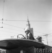 1.05.1958, Warszawa, Polska. 
Pochód pierwszomajowy - chłopiec w kasku na platformie, w tle Pałac Kultury i Nauki.
Fot. Romuald Broniarek, zbiory Ośrodka KARTA