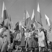 1.05.1958, Warszawa, Polska. 
Obchody święta 1 Maja, uczestnicy pochodu z flagami.
Fot. Romuald Broniarek, zbiory Ośrodka KARTA