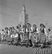 1.05.1958, Warszawa, Polska. 
Obchody święta 1 Maja, uczestnicy pochodu - grupa młodzieży w strojach ludowych.
Fot. Romuald Broniarek, zbiory Ośrodka KARTA