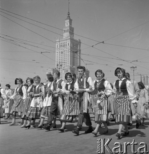 1.05.1958, Warszawa, Polska. 
Obchody święta 1 Maja, uczestnicy pochodu - grupa młodzieży w strojach ludowych.
Fot. Romuald Broniarek, zbiory Ośrodka KARTA