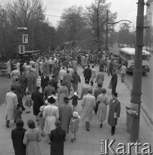 Maj 1958, Warszawa, Polska.
Tłum warszawiaków na ulicy podczas kiermaszu książki, z lewej stoisko Państwowego Instytutu Wydawniczego.
Fot. Romuald Broniarek, zbiory Ośrodka KARTA