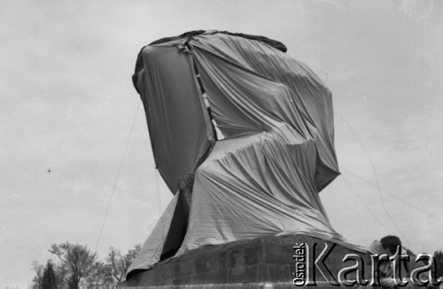 Maj 1956, Warszawa, Polska.
Pomnik Fryderyka Chopina w Łazienkach na chwilę przed odsłonięciem.
Fot. Romuald Broniarek, zbiory Ośrodka KARTA