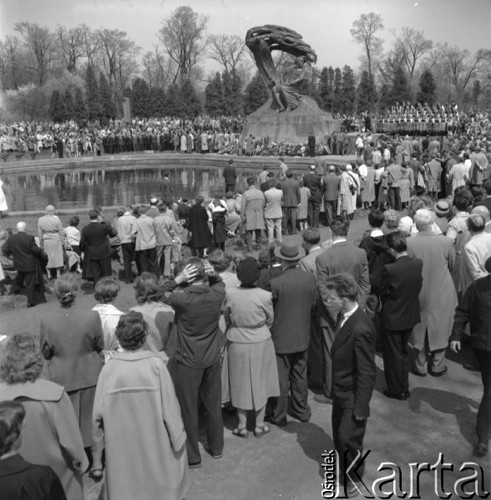 Maj 1956, Warszawa, Polska.
Odsłonięcie pomnika Fryderyka Chopina - tłum warszawiaków w Łazienkach.
Fot. Romuald Broniarek, zbiory Ośrodka KARTA