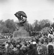 Maj 1956, Warszawa, Polska.
Odsłonięcie pomnika Fryderyka Chopina - warszawiacy słuchają występu chóru.
Fot. Romuald Broniarek, zbiory Ośrodka KARTA