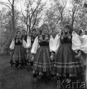 Maj 1956, Warszawa, Polska.
Odsłonięcie pomnika Fryderyka Chopina w Łazienkach - dziewczyny z zespołu ludowego przed występem.
Fot. Romuald Broniarek, zbiory Ośrodka KARTA