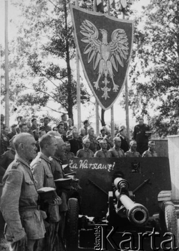 10.09.1944, Lublin, Polska.
Przysięga żołnierzy 4 Pomorskiej Dywizji Piechoty, na osłonie działa napis: 