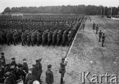 15.07.1943, Sielce nad Oką, obł. Riazań, ZSRR
Przysięga żołnierzy 1 Polskiej Dywizji Piechoty im. Tadeusza Kościuszki, żołnierze równają do białej linii usypanej na ziemi.
Repro. Romuald Broniarek/KARTA