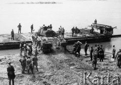 Sierpień 1944, Warka (okolice), Polska.
Przeprawa pod Warką, czołg wjeżdża na prom.
Repro. Romuald Broniarek/KARTA