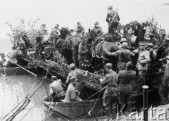 Sierpień 1944, Warka (okolice), Polska.
Przeprawa pod Warką, platforma na pontonach zamaskowana gałęziami.
Repro. Romuald Broniarek/KARTA