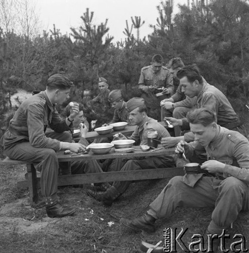 Maj 1958, Wesoła k/Warszawy, Polska.
Ćwiczenia żołnierzy 1 Warszawskiej Dywizji Zmechanizowanej, grupa żołnierzy podczas obiadu.
Fot. Romuald Broniarek, zbiory Ośrodka KARTA