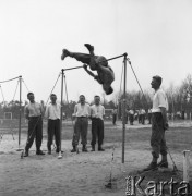 Maj 1958, Wesoła k/Warszawy, Polska.
Ćwiczenia żołnierzy 1 Warszawskiej Dywizji Zmechanizowanej, żołnierze podczas gimnastyki.
Fot. Romuald Broniarek, zbiory Ośrodka KARTA