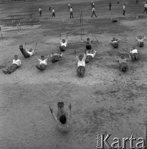 Maj 1958, Wesoła k/Warszawy, Polska.
Ćwiczenia żołnierzy 1 Warszawskiej Dywizji Zmechanizowanej, żołnierze podczas gimnastyki.
Fot. Romuald Broniarek, zbiory Ośrodka KARTA