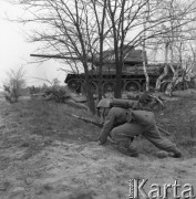 Maj 1958, Wesoła k/Warszawy, Polska.
Ćwiczenia żołnierzy 1 Warszawskiej Dywizji Zmechanizowanej, fizylierzy i czołgi podczas ataku.
Fot. Romuald Broniarek, zbiory Ośrodka KARTA