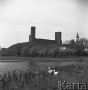 Maj 1958, Czersk, Polska.
Ruiny zamku książąt mazowieckich, na pierwszym planie gęsi pływające w starorzeczu Wisły, w tle kościół pw. Przemienienia Pańskiego.
Fot. Romuald Broniarek, zbiory Ośrodka KARTA