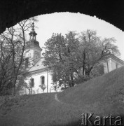 Maj 1958, Czersk, Polska.
Kościół pw. Przemienienia Pańskiego, widok z bramy zamkowej.
Fot. Romuald Broniarek, zbiory Ośrodka KARTA