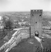 Maj 1958, Czersk, Polska.
Ruiny zamku książąt mazowieckich, widok dziedzińca i bramy wjazdowej.
Fot. Romuald Broniarek, zbiory Ośrodka KARTA