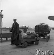 Maj 1958, Warszawa, Polska.
Port lotniczy Okęcie - rozładowywanie radzieckich gazet dostarczonych samolotem Aerofłotu.
Fot. Romuald Broniarek, zbiory Ośrodka KARTA