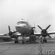 Maj 1958, Warszawa, Polska.
Port lotniczy Okęcie - rozładowywanie radzieckich gazet dostarczonych samolotem Aerofłotu.
Fot. Romuald Broniarek, zbiory Ośrodka KARTA