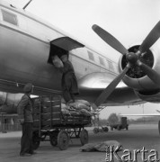 Maj 1958, Warszawa, Polska.
Port lotniczy Okęcie - rozładowywanie radzieckich gazet dostarczonych samolotem Aerofłotu.
Fot. Romuald Broniarek, zbiory Ośrodka KARTA