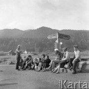 Maj 1958, Lesko (okolice), Polska.
Grupa turystów siedzi obok drogowskazu 