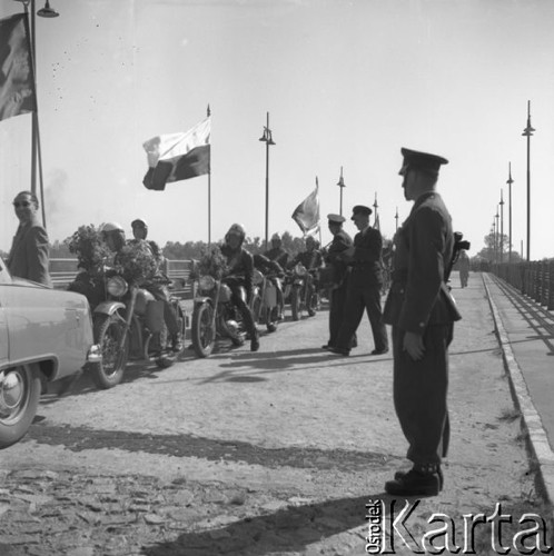 Maj 1958, Terespol, Polska.
Zawodnicy radzieccy, uczestnicy Motorowego Rajdu Przyjaźni - Moskwa-Warszawa-Moskwa, na przejściu granicznym w Terespolu.
Fot. Romuald Broniarek, zbiory Ośrodka KARTA