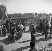 Maj 1958, Terespol, Polska.
Zawodnicy radzieccy, uczestnicy Motorowego Rajdu Przyjaźni - Moskwa-Warszawa-Moskwa, na przejściu granicznym w Terespolu.
Fot. Romuald Broniarek, zbiory Ośrodka KARTA