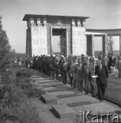 Maj 1958, Pułtusk, Polska.
Zawodnicy radzieccy, uczestnicy Motorowego Rajdu Przyjaźni - Moskwa-Warszawa-Moskwa, odwiedzają Cmentarz Żołnierzy Radzieckich.
Fot. Romuald Broniarek, zbiory Ośrodka KARTA